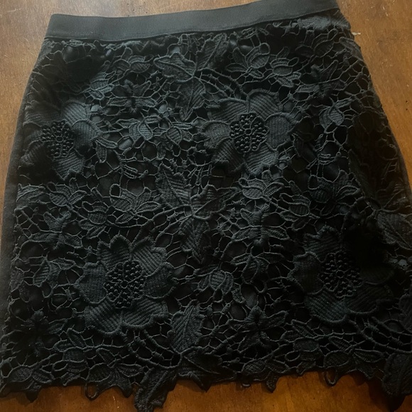 NWT American Eagle Women’s Pencil Skirt / Size 2/ Black Floral Crochet - Picture 2 of 16